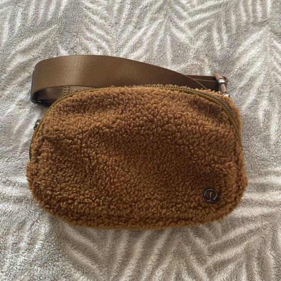 SOLD - Lululemon Everywhere Fleece Belt Bag 1L - Picture 2 of 4
